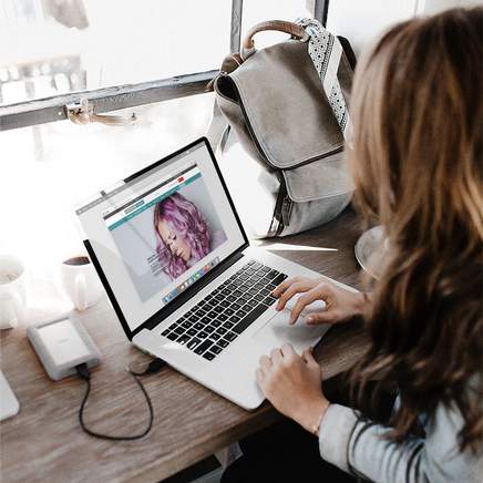 Frau beim Laptop - Nutzung Webshop